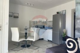 MALINSKA-kuća sa šest apartmana i bazenom -uhodani posao, Malinska-Dubašnica, Casa