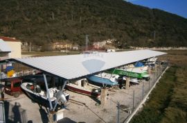 Suha marina, zgrada 150m2 sa terenom 4000m2, Raša, Ticari emlak