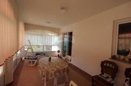 MALINSKA-dva stana i velika okućnica na prodaju, Malinska-Dubašnica, Flat