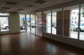 Exluzivno! Poslovni prostor u centru grada, 1. red do mora, Poreč, Propiedad comercial