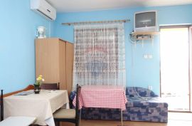 KUĆA SA 4 APARTMANA, SELCE, 300 m OD MORA, Crikvenica, Kuća