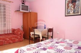 KUĆA SA 4 APARTMANA, SELCE, 300 m OD MORA, Crikvenica, Kuća