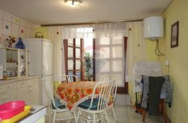 KUĆA SA 4 APARTMANA, SELCE, 300 m OD MORA, Crikvenica, Maison