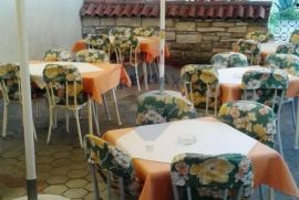 Istra, Buje, restoran s trosobnim stanom - prilika!, Buje, Poslovni prostor