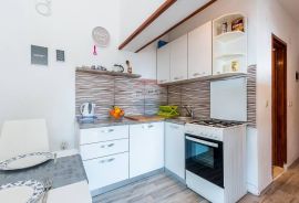 Istra, Medulin- Apartmanska kuća 50m od mora, Medulin, Ev