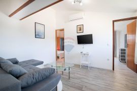 Istra, Medulin- Apartmanska kuća 50m od mora, Medulin, Ev