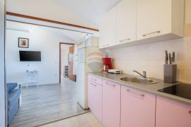 Istra, Medulin- Apartmanska kuća 50m od mora, Medulin, House