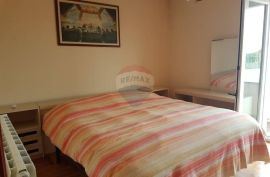 Prodaje se prostran stan od 120m2 s dvorištem, Poreč, Apartamento