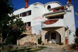 Istra, Banjole, apartmanska kuća 300m od mora, Medulin, House