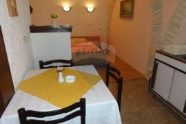 Istra, Medulin- Apartmanska kuća 150m od mora, Medulin, House