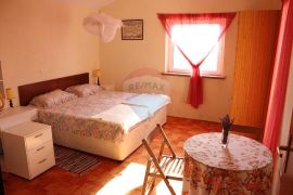 Medulin KUĆA S APARTMANIMA, Medulin, Дом