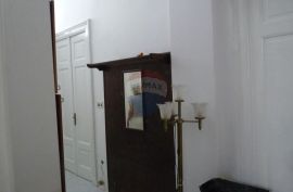 PULA, CENTAR, trosoban  stan  od 77 m2, Pula, Appartement