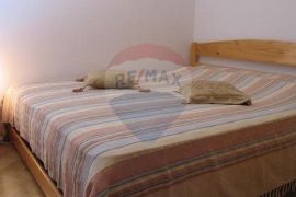 Baška-Batomalj-prodajemo vilu s pet apartmana, od mora 1,5km, bazen, Baška, Haus