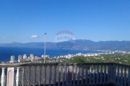 Rijeka,Donja Drenova samostojeća kuća sa tri stana i dva poslovna prostora odlična nekretnina!, Rijeka, House