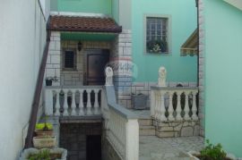 OMIŠALJ kuća u nizu pogled, Omišalj, House