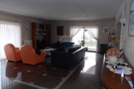 Marinići - dvoetažni stan u lijepoj zgradi, Viškovo, Apartamento