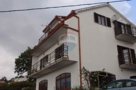 Kuća sa 2 stana i PP i 1.000 m2 okućnice, na dobroj lokaciji, Matulji, House