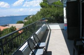 Novogradnja sa 3 stana, 30 m od mora - idealno za turizam!, Starigrad, House