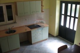 Novogradnja sa 3 stana, 30 m od mora - idealno za turizam!, Starigrad, House