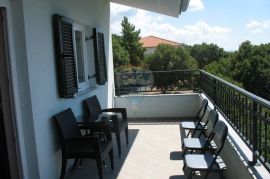 Novogradnja sa 3 stana, 30 m od mora - idealno za turizam!, Starigrad, House