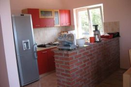 Novogradnja sa 3 stana, 30 m od mora - idealno za turizam!, Starigrad, House