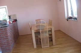 Novogradnja sa 3 stana, 30 m od mora - idealno za turizam!, Starigrad, House