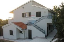 Novogradnja sa 3 stana, 30 m od mora - idealno za turizam!, Starigrad, House