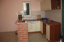 Novogradnja sa 3 stana, 30 m od mora - idealno za turizam!, Starigrad, House