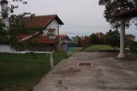 REŠETARI - posjed sa 3 kuće i 9.000 m2 građevinskog zemljišta (dozvola za starački dom), Kastav, House