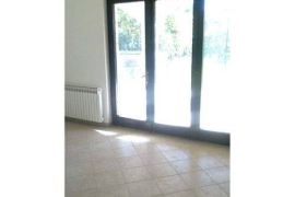 Kuća sa tri stana i 1000 m2 terena, Rijeka, Maison