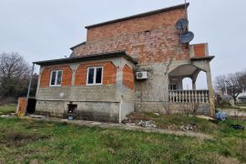 Istra, okolica Pule, velika kuća za renovaciju, Pula, Haus