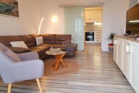 OPATIJA - stan u visokom prizemlju s velikom terasom, Opatija, Apartamento