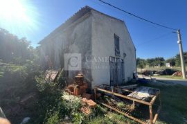 Istra Roč kamena starina sa zemljištem!, Buzet, Land