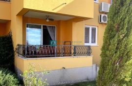 VODICE, namješten stan, prizemlje, pogled na more, Vodice, Apartamento