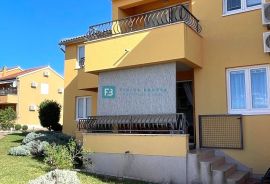 VODICE, namješten stan, prizemlje, pogled na more, zajednički bazen, Vodice, Appartement