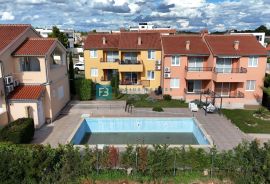 VODICE, namješten stan, prizemlje, pogled na more, zajednički bazen, Vodice, Apartamento