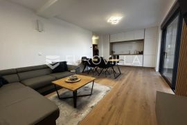 Zadar, Borik prekrasan trosobni stan u prizemlju NKP 91 m2 s bazenom, dugoročni najam, Zadar, Appartement