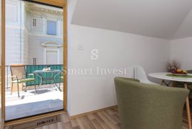 OPATIJA - LUNGO MARE, stan s terasom u vili prvi red do mora, Opatija, Apartamento