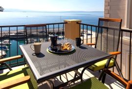 OPATIJA - LUNGO MARE, stan s terasom u vili prvi red do mora, Opatija, Appartment