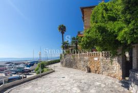 OPATIJA - LUNGO MARE, stan s terasom u vili prvi red do mora, Opatija, Kвартира