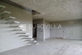 Šmrika, Villa s troetažnim stanom, bazenom  i panoramskim pogledom u visokoj roh-bau fazi, Kraljevica, Kuća