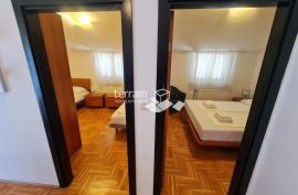 Istra, Pula, odlična lokacija 200m od mora, 76m2, 3SS+DB, II. kat, parking, namješteno!! #prodaja, Pula, Appartement