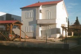 Kuća PRODAJA Ugljen 185 m2, vrt, parking, 280 m od mora, Preko, Haus