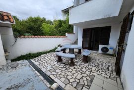 Dramalj,Crikvenica - kuća 250 m od mora, 3 stana, parking, Crikvenica, Casa