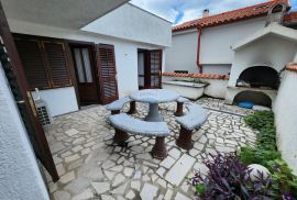 Dramalj,Crikvenica - kuća 250 m od mora, 3 stana, parking, Crikvenica, Haus