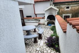 Dramalj,Crikvenica - kuća 250 m od mora, 3 stana, parking, Crikvenica, Σπίτι