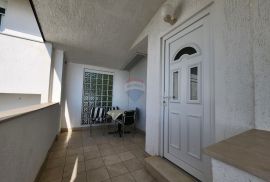 Dramalj,Crikvenica - kuća 250 m od mora, 3 stana, parking, Crikvenica, Casa