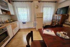 Dramalj,Crikvenica - kuća 250 m od mora, 3 stana, parking, Crikvenica, Casa