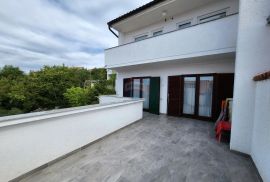 Dramalj,Crikvenica - kuća 250 m od mora, 3 stana, parking, Crikvenica, Maison