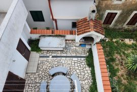 Dramalj,Crikvenica - kuća 250 m od mora, 3 stana, parking, Crikvenica, Casa